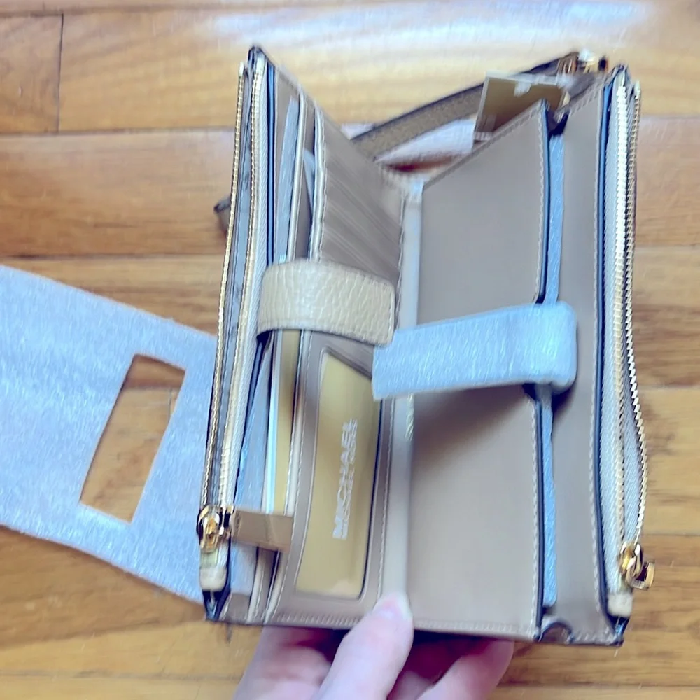 - Michael Kors Jet Set Double Zipper Wristlet. Color Camel . NWT
